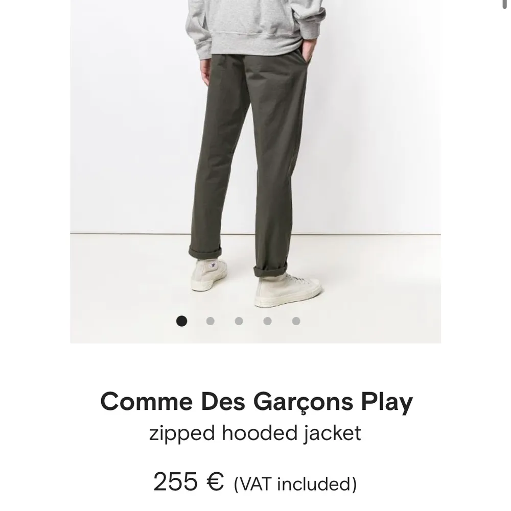 Come des garcon hoodie köpt på SSENSE. Jättefint skick, nästan som ny! Storlek S. Kostar ca 2500kr som ny. . Tröjor & Koftor.