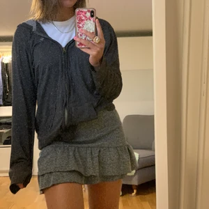 Grå kjol  - Kjolen är köpt på New Yorker. Jag säljer den då den är lite liten för mig. 