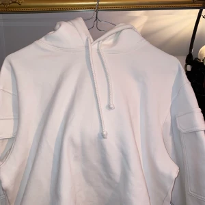 Cropped hoodie med fickor - Hoodie från weekday. Storlek xs men lite oversized i modellen. Köpt för 400kr. Köpare står för frakt