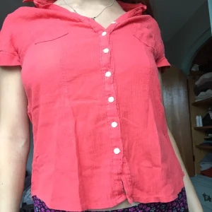 Söt blus - Fin blus i fin rödrosa färg. luftig och skön perfekt nu på sensommaren när brännan fortfarande är kvar..