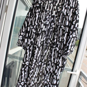 Sarong från Monki - Underbar, lång sarong från Monki i svartvitt mönster! Onesize-storlek. Möts upp i GBG eller fraktar mot betalning.