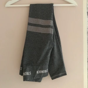 Stronger tights - Säljer dessa gråa stronger tights i storlek XS. De räcker att buda med 10kr i taget✨💛               ❗️BUDET LIGGER JUST NU PÅ 400kr + frakt❗️ De var oseriös köpare så budet ligger på 400kr + frakt nu, buda gärna🥰