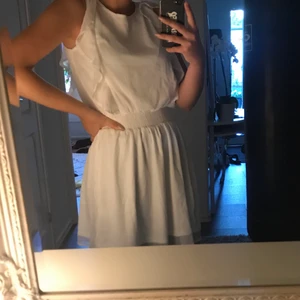 Säljes - Vit fin klänning med volanger 