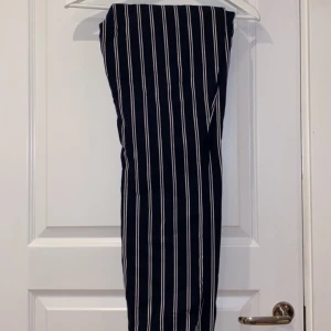 Randiga kostymbyxor, storlek: 44 - Ett par randiga kostymbyxor från HM. Storlek: 44. Endast provade. Frakt tillkommer.