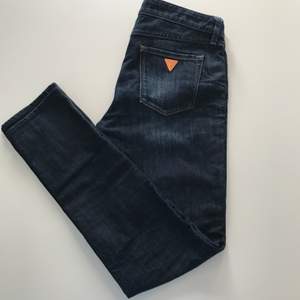  Snygga jeans från Guess i storlek 28. Använda ett fåtal gånger. Originalpriset är 1199kr. Priset kan diskuteras och frakten ingår!