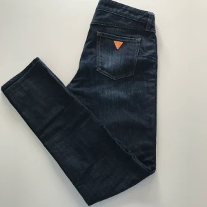 Jeans från Guess strl 28 -  Snygga jeans från Guess i storlek 28. Använda ett fåtal gånger. Originalpriset är 1199kr. Priset kan diskuteras och frakten ingår!