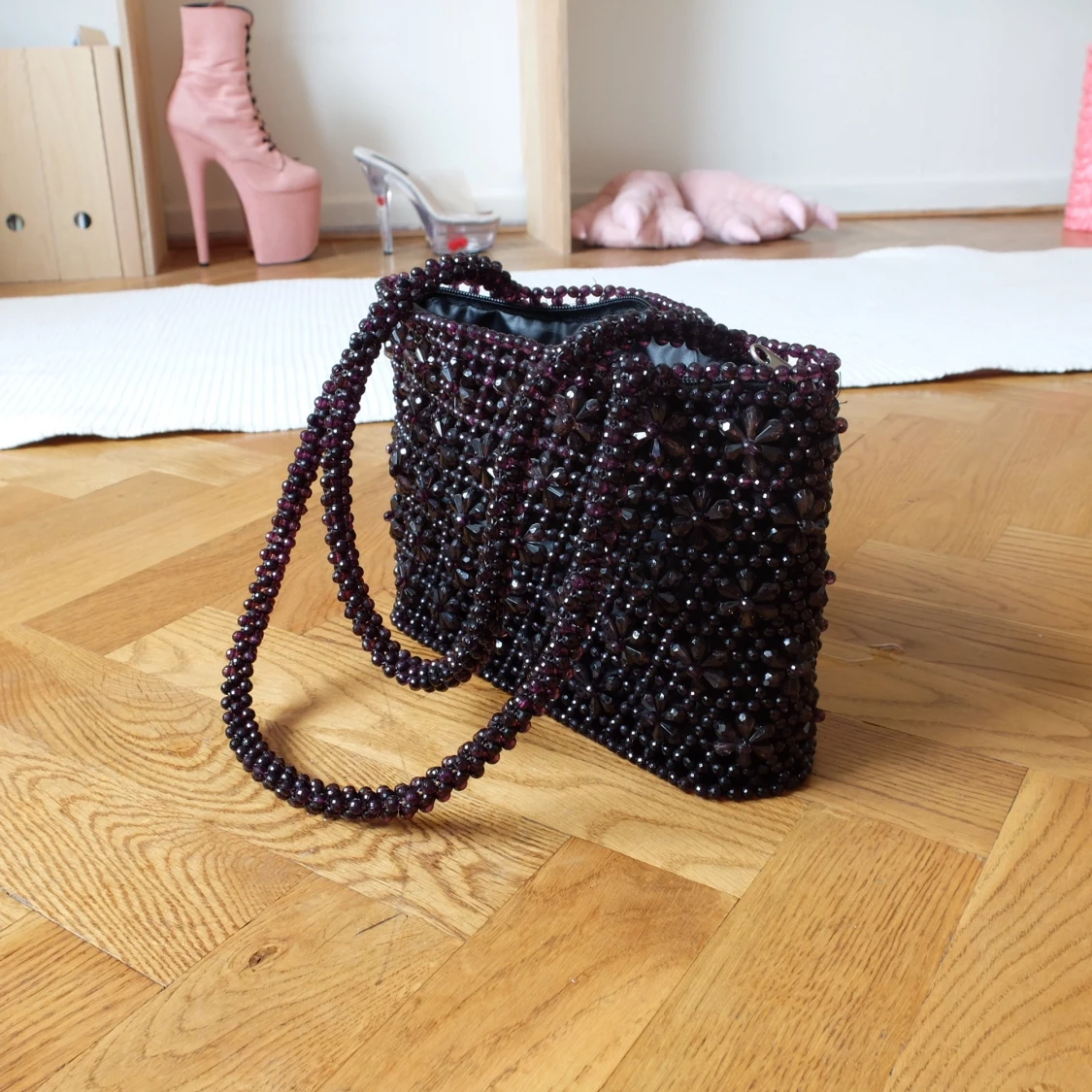 pärlad axelväska