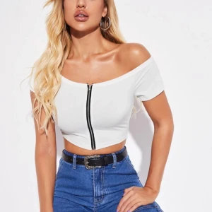 Shein  - Jag säljer denna vita tröjan så det ej passar mig, aldrig använt. 