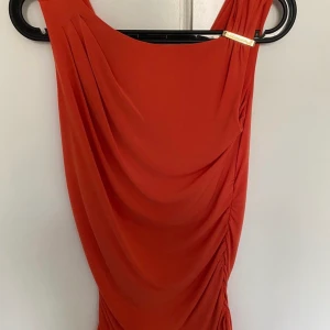 Michael Kors tröja - Michael Kors tröja, helt ny, oanvänd, orange med guld logo. 