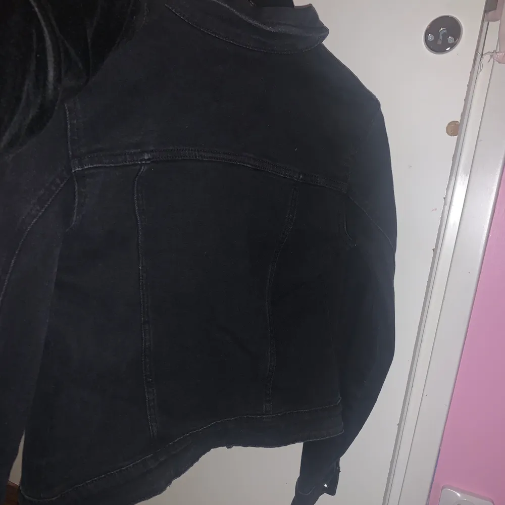 En svart enkel kort jeansjacka. Den är köpt från affären Bershka i London och jag har knappt använt den. Den är i storlek S men är ganska liten så den passar både xxs/xs/s. . Jackor.
