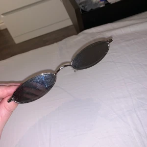 Retro Small Oval Sunglasses från NA-KD! - Snygga och trendiga solglasögon. Nästan aldrig använda så i bra skick. 70 kr inkluderad frakt.