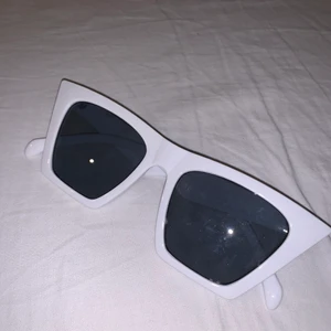 Sharp Cat Eye Sunglasses från NA-KD! - Snygga solglasögon. Nästan aldrig använt så i bra skick. 65 kr inkluderad frakt.