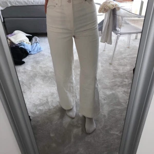 Byxor - Manchesterbyxor från bikbok, skitsnygga men inte riktigt min stil, storlek 34 men passar mig perfekt som har 36 i vanliga fall, skriv till mig privat för fler bilder, s*lånad bild*