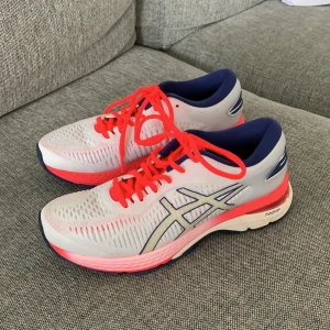 Löparskor  - Helt nya och oanvända asics Gel-Kayano 25. 