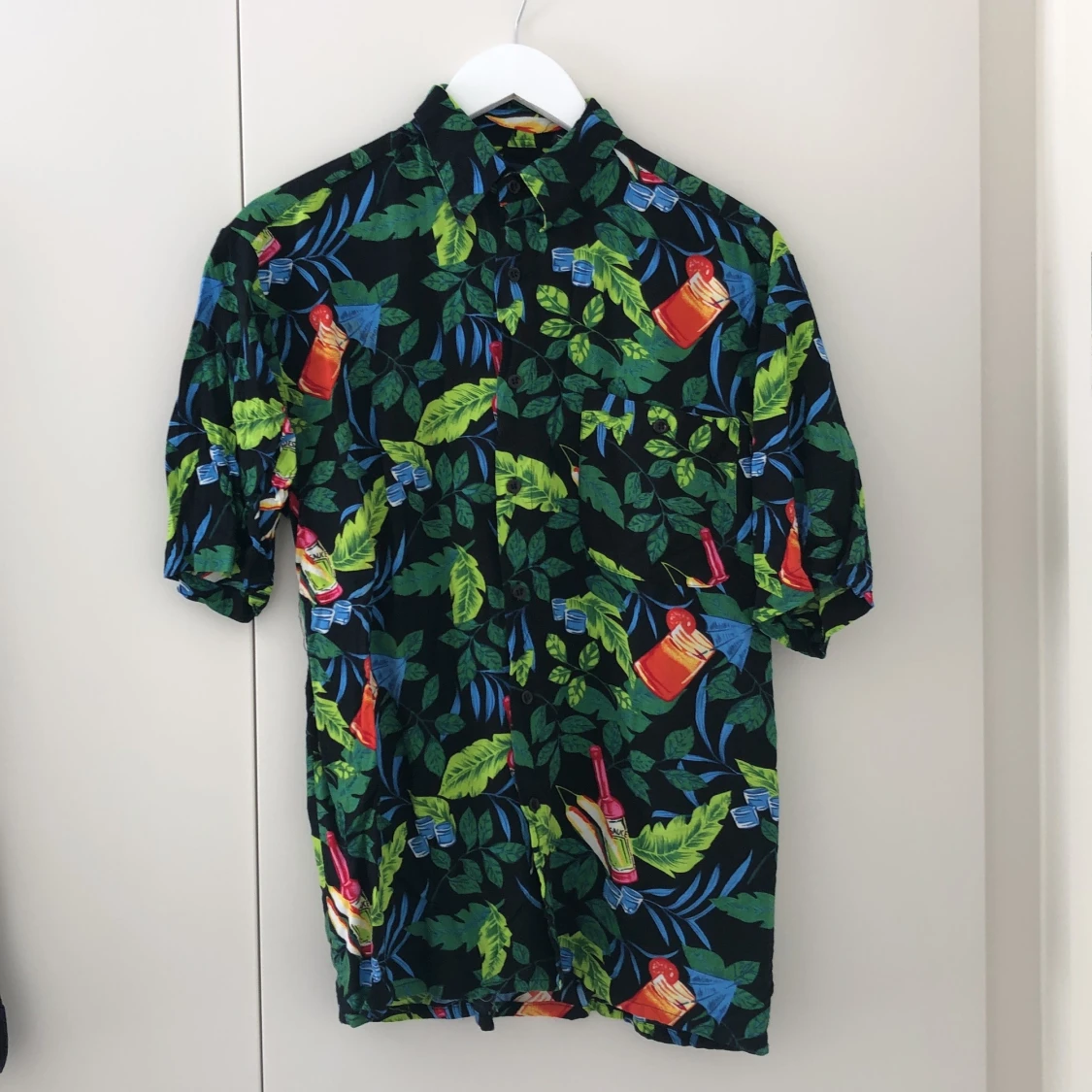 Fin färgglad skjorta