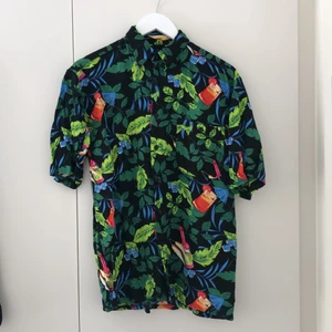 Fin färgglad skjorta - En fin och färgglad skjorta som sticker ut. Den sitter lite tight på mig som är 187cm men den funkar bättre som oversize.