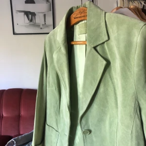 Mockajacka - Aaaaasball grön kavaj i mocka! Köpt second hand, välanvänd men i riktigt gott skick. Storlek M/L, frakt 60kr