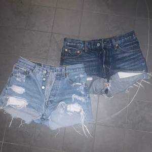 Shorts levis - Tvingas sälja mina absoluta favorit shorts från Levis då de numer tyvärr är försmå för mig. Båda högmidjade i två olika ljusa jeansfärger. Skulle säga att de passar en xs/s. 100kr/st eller båda för 150kr, Pris exkl frakt
