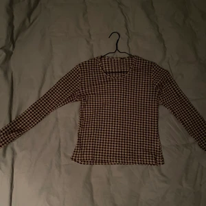 Roligt mönstrad långärmad topp - Brun/beige långärmad topp med mönster på. Relativt genomskinlig men man ser inte neutrala BHar under. Sitter bra på mig som är S/M. 
