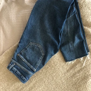 ZARA jeans - Ett par TRF demin jeans från Zara. I fint skick! Dem sitter tajt vid låret/rumpa ä med går ut längs vaden och ankeln! Raka i modellen. Säljes pga för små :(