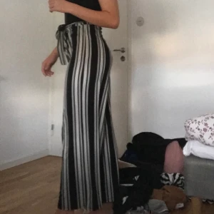 Randiga vida byxor - Ett par jättesnygga randiga byxor från Cubus, änvender dock inte då de är liiiite för tajta.