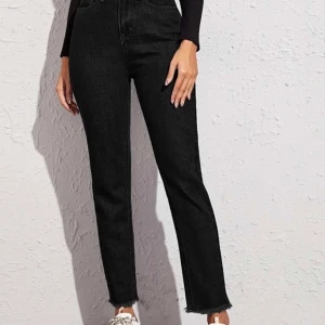 svart jeans!! - snygga svart jeans!! säljer bara för dem är för stora för mig! nyskick, har aldrig använt dem. buda från 200kr!! 