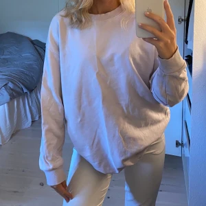 Sweatshirt - Ljuslila sweatshirt som är väldigt oversize, strl S men sitter mer som en M-L på mig. Köpare står för frakt!