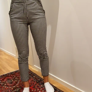 Rutiga byxor  - Snygga rutiga byxor från zara med söt detalj vid fickorna, använda en del! Köpare står för frakten💗