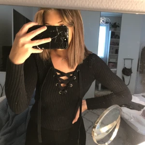 tröja med snörning - svart långarmad tröja från hollister, lite urtvättad, storlek xs