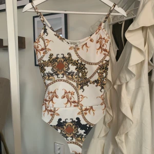 Mönstrad Body 🍁 - Fint mönstrad body i varma höstiga färger, tyget är åt det tjockare hållet vilket inte gör den så genomskinlig. 