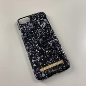 Ideal of sweden - Säljer mitt sparsamt använda mobil skal till iphone7/8!! Jättefint skick!!