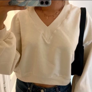 V-ringad tröja - Jättefin ljusbeige sweater från Monki. Dessutom är den såå skön att ha på sig!💜 Säljer för jag har många liknande. Endast testad!! Passar XS-M beroende på hur man vill att den ska sitta. (Spegeln är smutsig, inte tröjan)