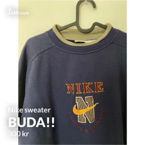 Nike sweater  - Buda!!!! Nike sweater i storlek L men om man gillar att ha oversized så passar den nog en S-M 😺  HÖGSTA BUD 620kr!! Budgivning avslutas 7 september 20:00😺(tröjan är begagnad men i mycket bra skick!!)❣️
