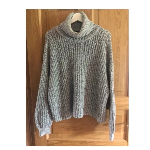 Grå stickad polotröja  - Grå stickad polotröja, jag köpte den i större storlek för att få lite oversized. Finns att hämta i Lund eller skickas, köparen står för frakt.