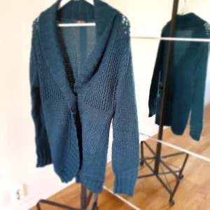 Stickad grön kofta - Stickad kofta med knappar fram