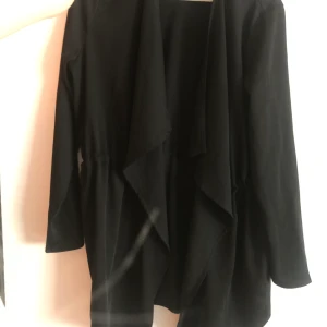 Kappa - Kappa i tunt material. Knyten i midjan. Använd sparsamt. 