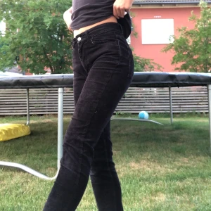 Manchesterbyxor - Svarta manchesterbyxor från bikbok i storlek 34. Säljer pga för korta och små men super sköna annars🥰🥰