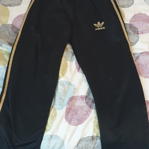 Adidas byxor  - Ett par mjukisar, storlek S kostade 479kr innan dock så säljer jag den för 250kr