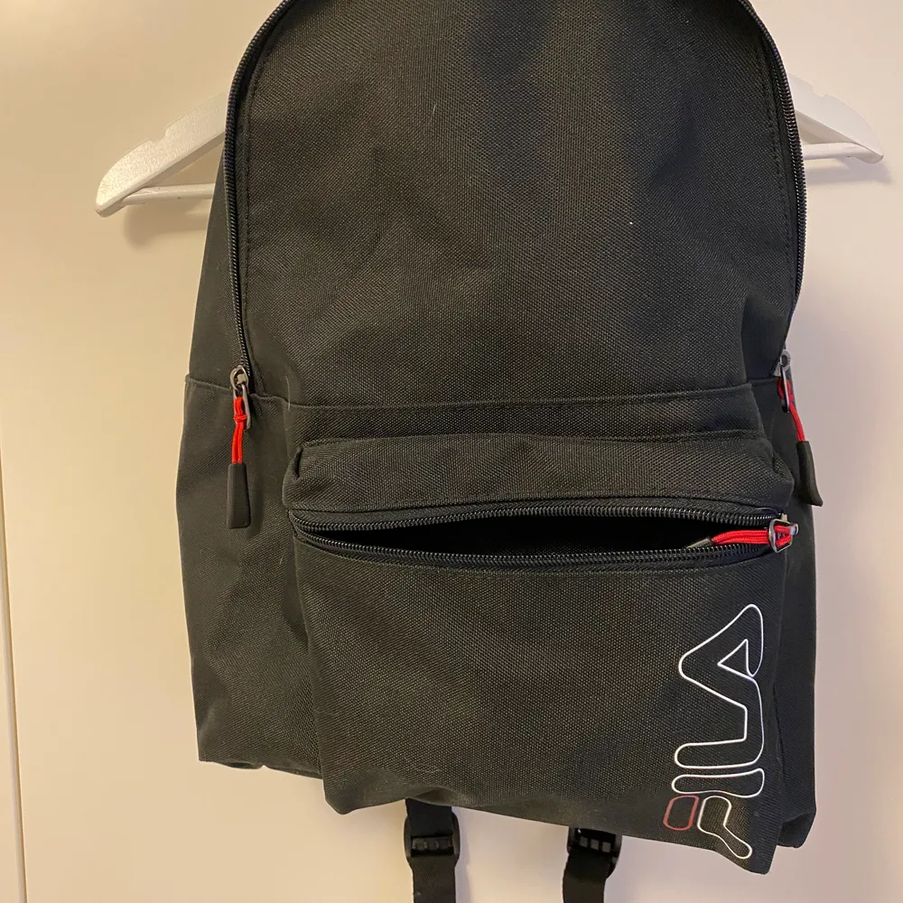 En snygg smidig FILA ryggsäck, använd ett fåtal gånger och den är i bra skick. Den är inte för stor och inte för liten utan helt perfekt! Nypris är 499.. Väskor.