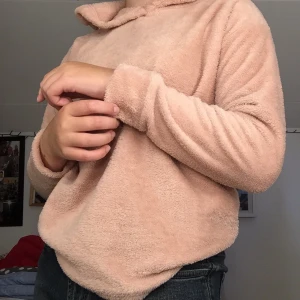 Ljusrosa mjukiströja🧸💕 - En otroligt mjuk huvtröja i ljusrosa nyans!🧸Köpt på Lager 157, strl 150! Men passar perfekt på en SXX-SX💞köparen står för frakt💞 pris kan diskuteras