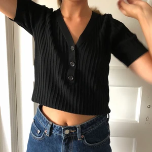 Tröja med knappar - Jättefin tröja med knappar i nyskick⭐️ kommer tyvärr inte till användning