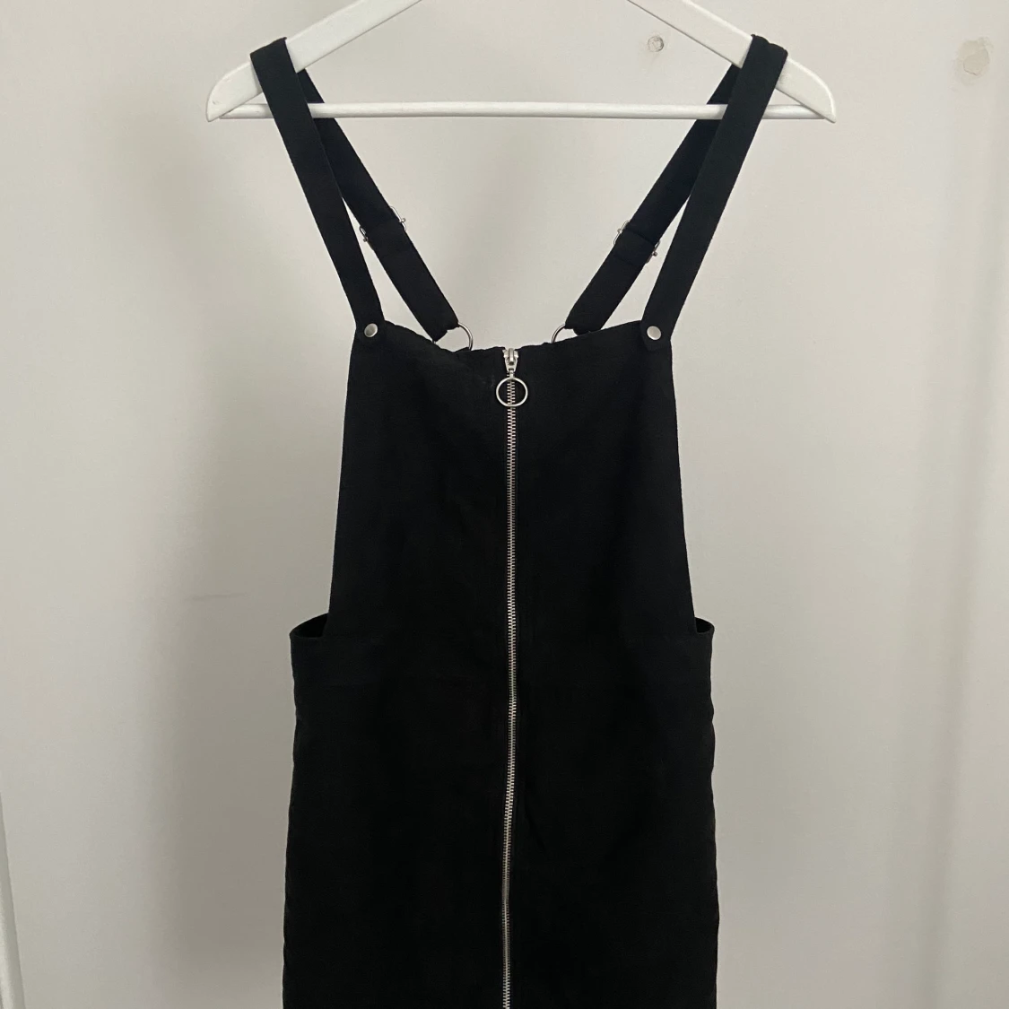 Hängselklänning i fake mocka!