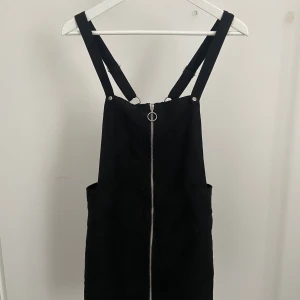 Hängselklänning i fake mocka!  - Snygg klänning från Hm som endast är använd tillfället på bilden!💓