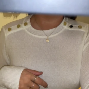 Vit kofta från H&M  - Helt ny med prislappen kvar. Guldiga detaljer på axlarna, superskönt material! 🤍 storlek M passar L också. Köparen står för frakten 🤍