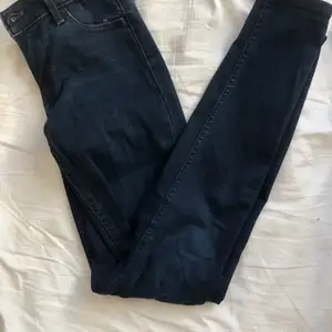 Blå jeans från Levis i låg/ mellan midjan . Använda c 10 gånger :) Fråga i kommentarerna om ni vill ha fler bilder.