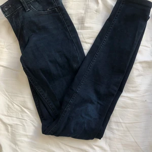 Levis jeans blå strl 23 - Blå jeans från Levis i låg/ mellan midjan . Använda c 10 gånger :) Fråga i kommentarerna om ni vill ha fler bilder.