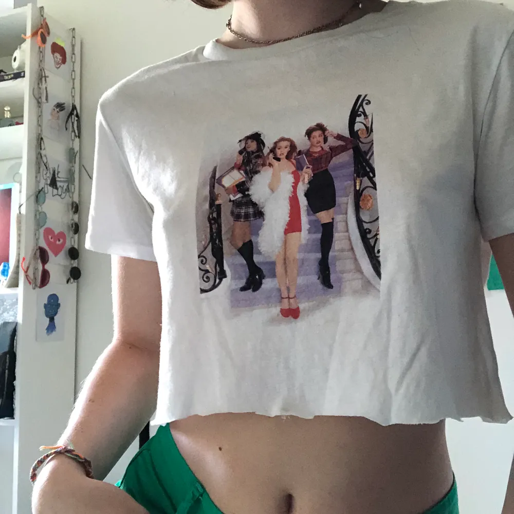 Cool tröja med tryck från filmen Clueless. Jätte bra skick. Säljes pga att den inte kommer till användning. Kan frakta eller mötas upp i Stockholm.. T-shirts.