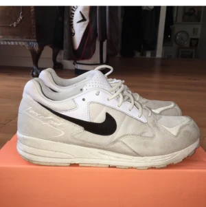 Nike x fear of god - Mycket ovanlig collab, går inte att få tag på längre. Skon är väldigt clean så går att styla på tusen sätt. Cond 9/10