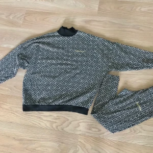 Adidas set storlek 44 - Endast haft 3 gånger. Som nya. Kan mötas upp i Stockholm eller så står köparen för frakten