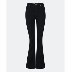 Bootcut jeans svarta - Säljer ett par bootcut jeans från Bikbok. Ni ser på bilden hur de sitter på mig som är runt 170 cm😍 Använda en gång så de är i perfekt skick! Frakt ingår inte 📦💕 Skriv till mig om du vill diskutera priset! (Nypris: 599kr)